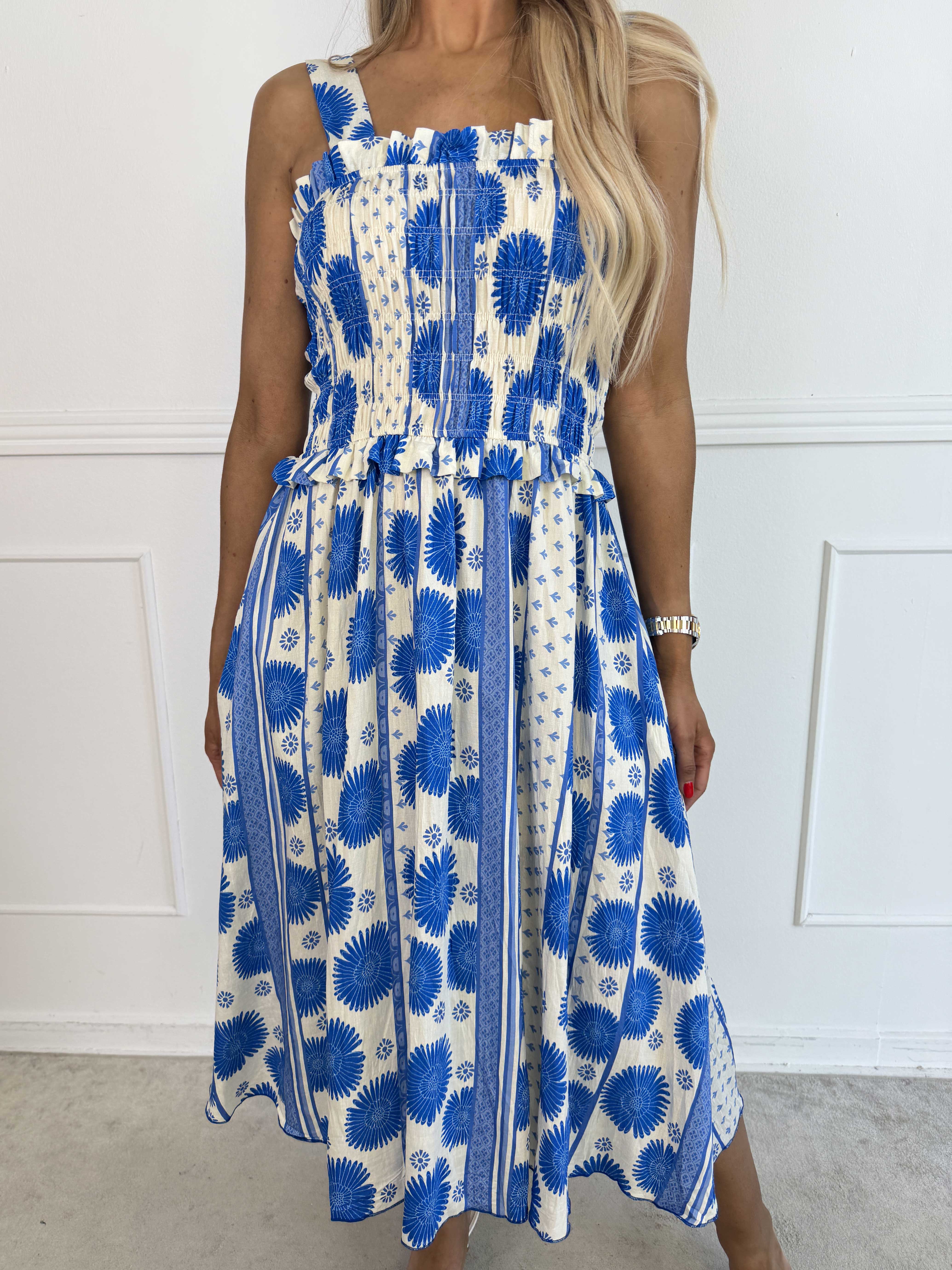 Marisol Sunburst - Blomstret plus size sommerkjole i viskose med smock henover brystet